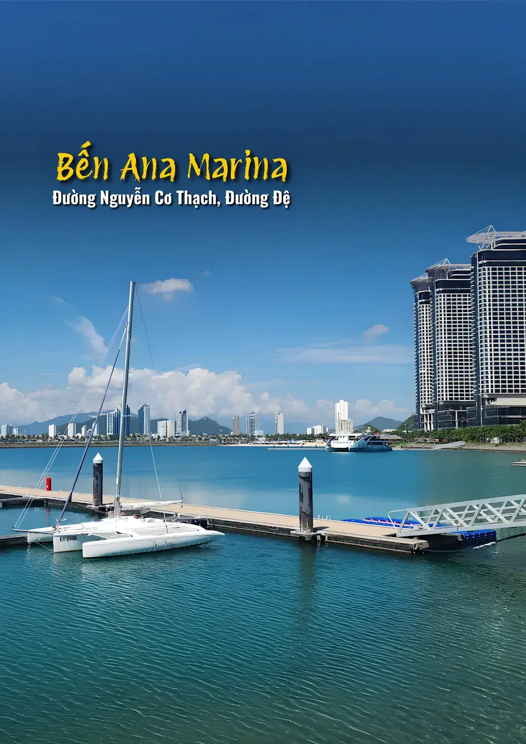 Bến du thuyền Ana Marina với mặt nước xanh, du thuyền và các cao ốc Nha Trang