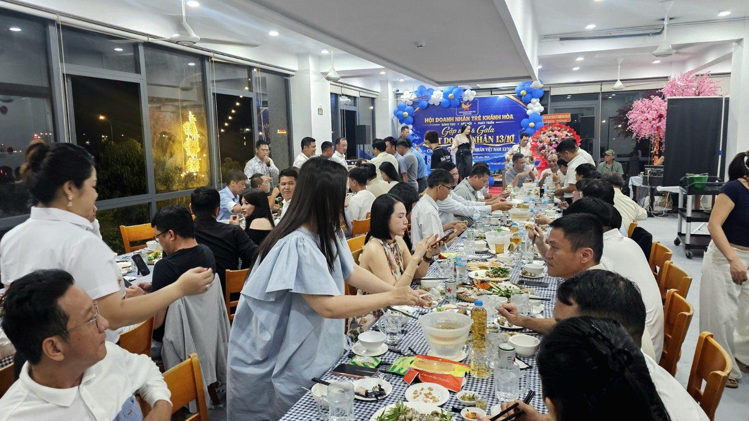 Không khí giao lưu giữa các khách mời tại Gala Tết Doanh nhân
