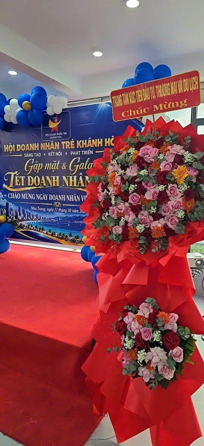 Lẵng hoa chúc mừng tại không gian Gala Tết Doanh nhân 13/10