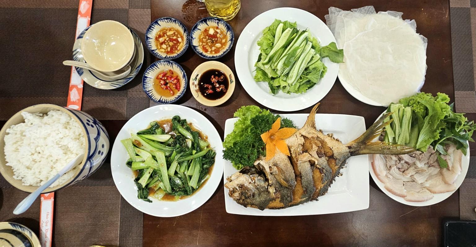 Bàn ăn tại nhà hàng Hải sản Phố Việt