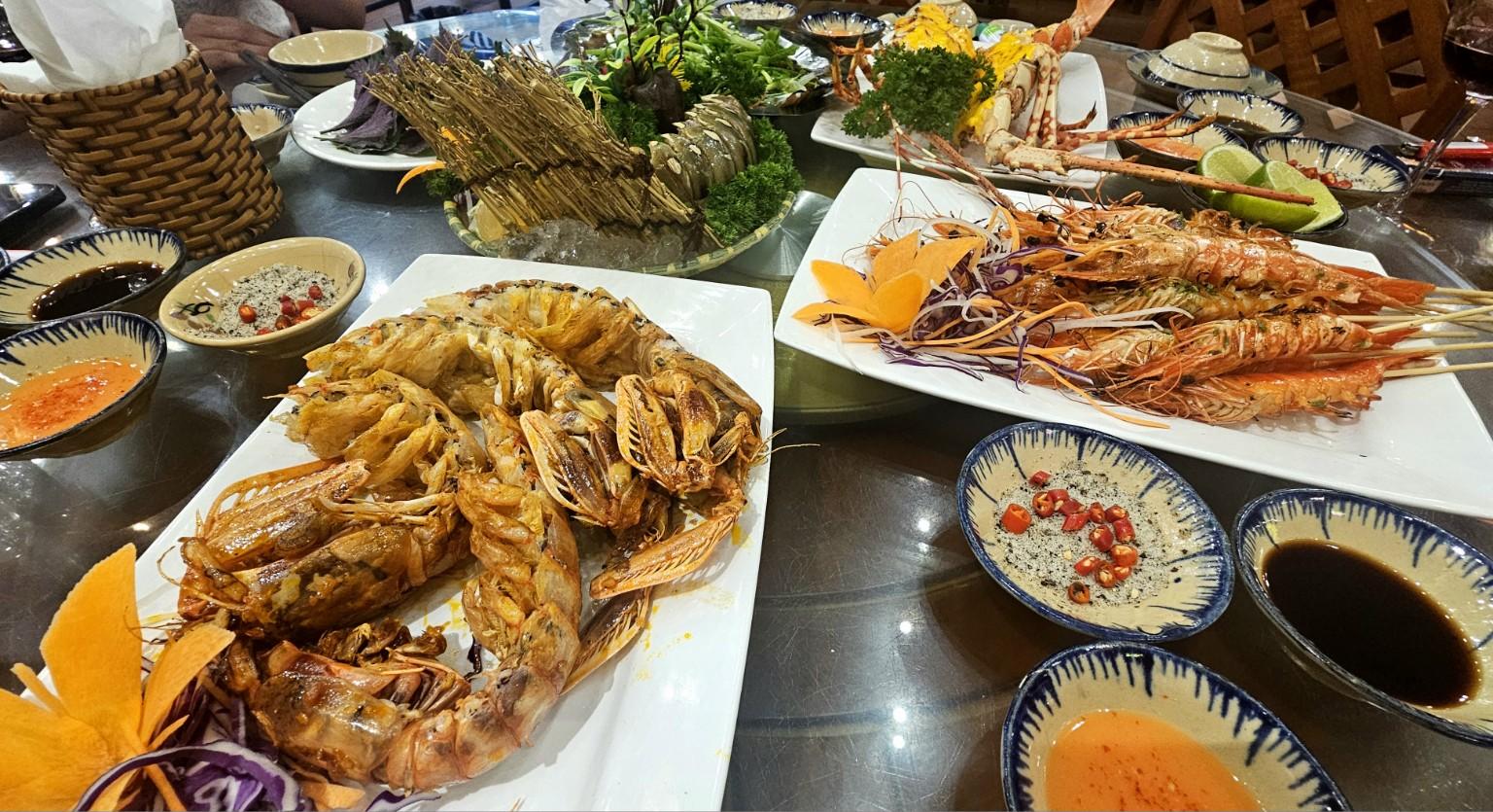 Món ăn và bàn tiệc hải sản tại Phố Việt