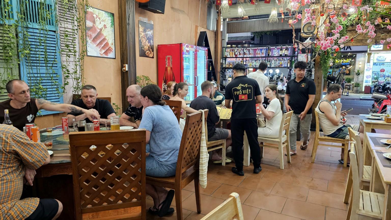 Bàn ăn và trang trí trong nhà hàng