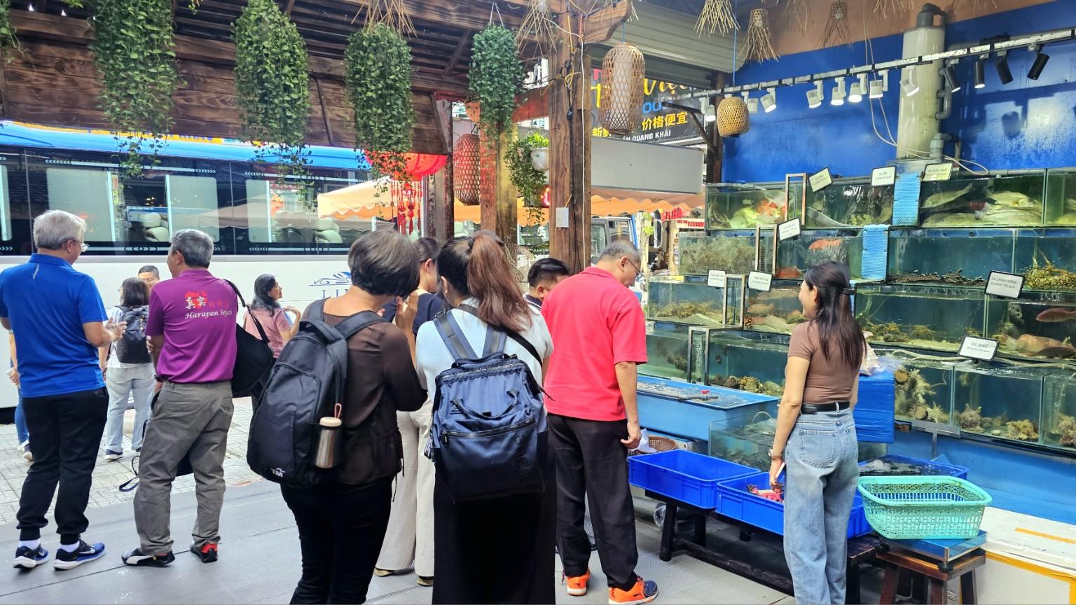 Khoảnh khắc hoạt động tại nhà hàng Phố Việt